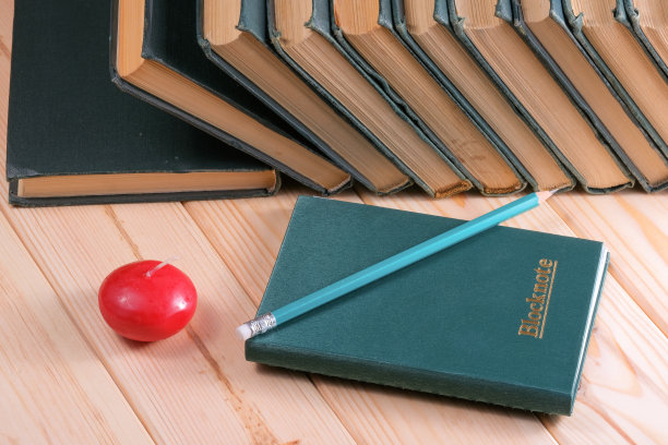 一堆同样的绿色装帧的破旧书籍图片下载