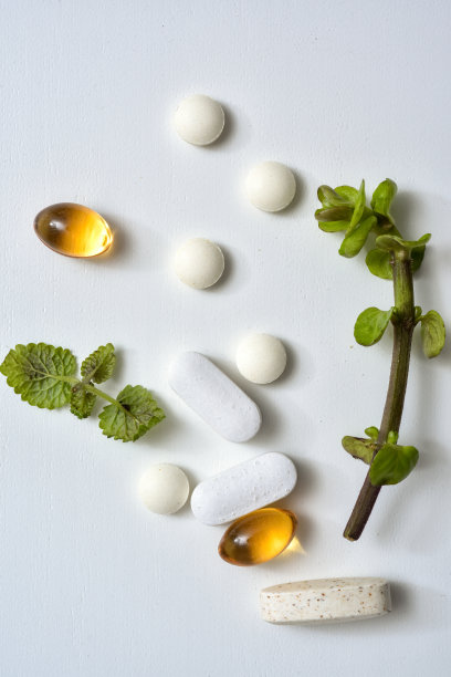 新鲜的草药和补品，维生素和矿物质药丸图片下载