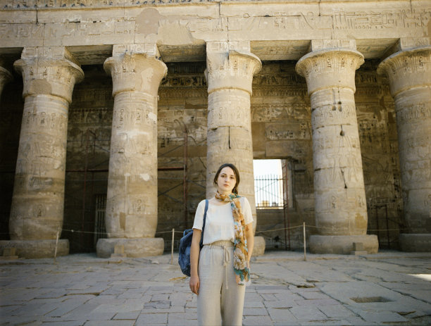 在卢克索古埃及神庙中行走的女人图片下载
