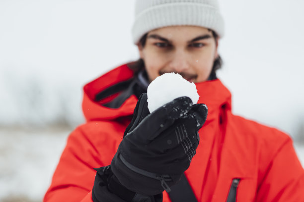 拿着雪球的人图片下载