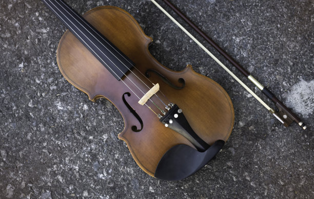 以小提琴为背景，展示原声乐器的细节，图片下载