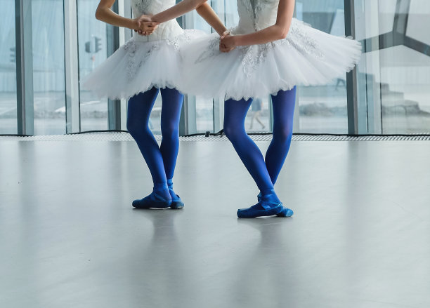 练习芭蕾的少女图片下载