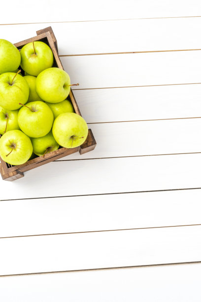 木头背景上的新鲜苹果。俯视图图片下载