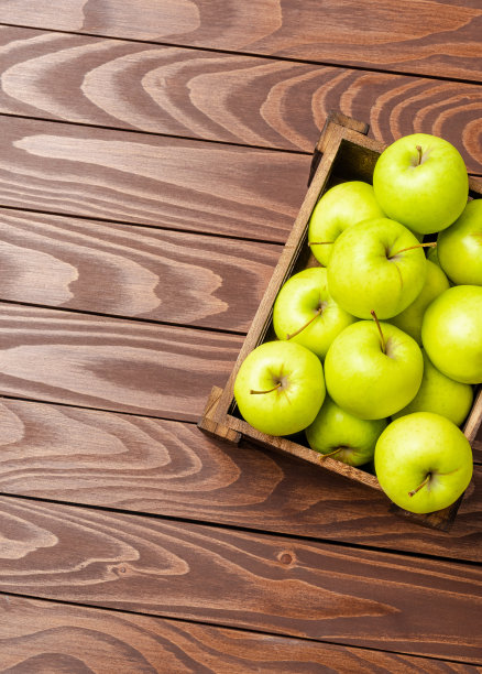 绿色的苹果放在木桌上图片下载