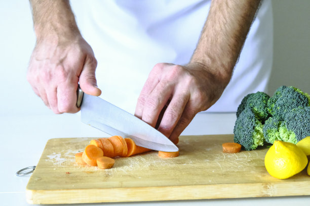 男厨师准备健康餐图片下载