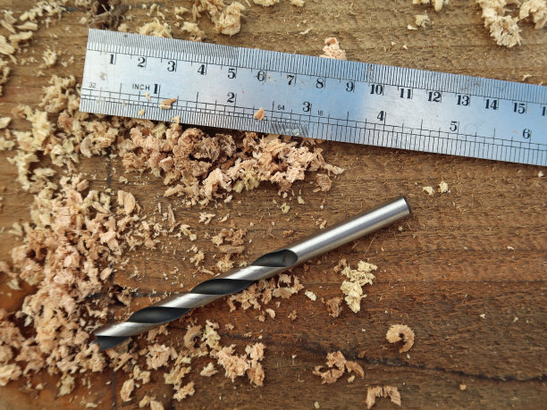 钻头(布莱德点型)和木板或枕木，尺有木屑图片下载