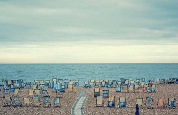 空荡荡的海滩准备迎接游客图片下载
