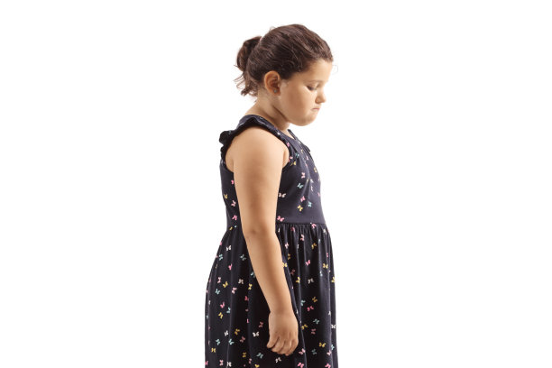 不快乐的小女孩向下看图片下载