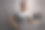 健美运动员拄着哑铃在生锈的墙上锻炼图片下载