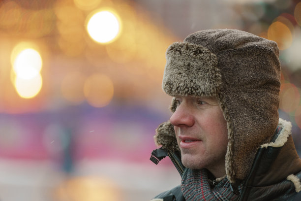 一个人走在莫斯科市中心图片下载