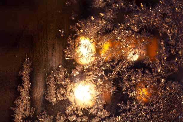 玻璃上有霜花图案图片下载