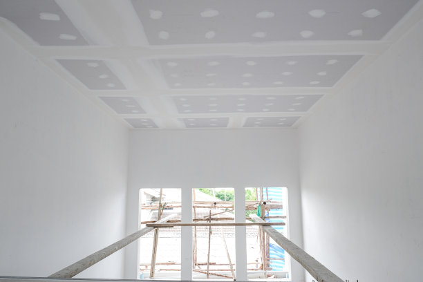 新房子的墙面和天花板用石膏粉刷成白色，表面光滑。三扇开着的窗户，外面有玻璃。图片下载