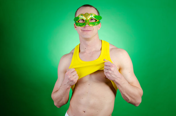 狂欢节。假期和周末。年轻性感的男人。图片下载