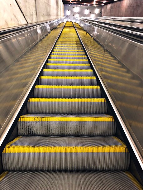 黄色和灰色的电梯正朝目标飞去图片下载
