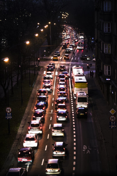 波兰克拉科夫市晚上的街道交通堵塞。图片下载