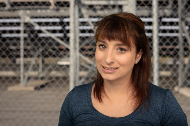 一个三十多岁的女人在城市公园里微笑图片下载