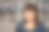 一个三十多岁的女人在城市公园里微笑图片下载