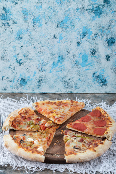 各种披萨切片的垂直照片。意大利辣香肠，马苏里拉奶酪和混合图片下载