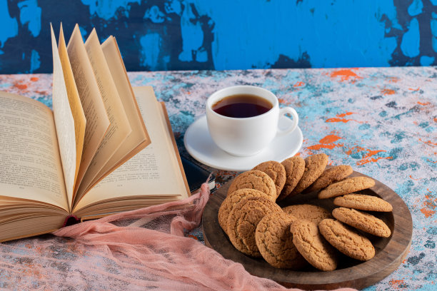 广角照片饼干和茶与书在桌子上图片下载