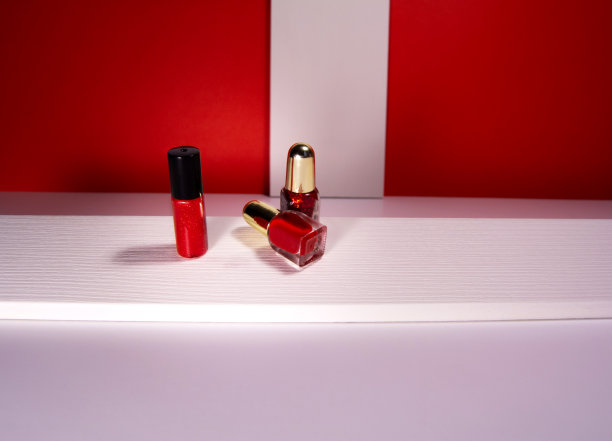白色的桌子上涂着红色的口红和指甲油，明亮的几何背景图片下载