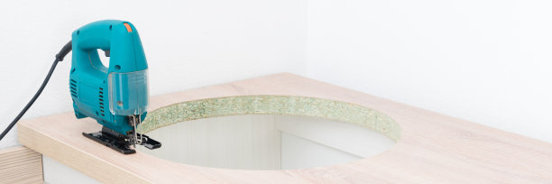 竖锯在厨房台面上，水槽洞，长照片图片下载