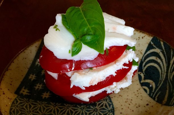 马苏里拉奶酪番茄堆和罗勒图片下载
