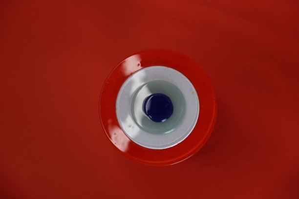 红色背景的邪恶眼珠图片下载