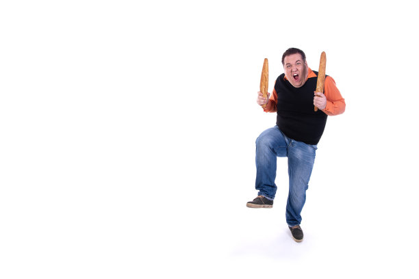 有趣的超重男人在节食。拿着长棍面包的快乐男人。白色背景。图片下载