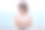 面带微笑的成熟女人戴着墨镜，双臂交叉看着镜头图片下载
