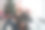 一个戴着圣诞帽、穿着节日服装的男人透过窗户往外看。背景上的圣诞树图片下载
