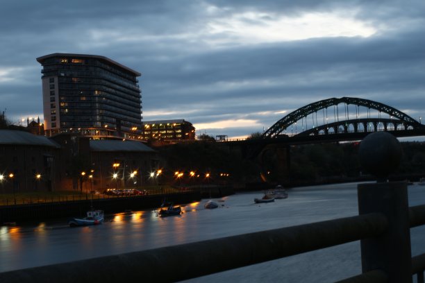 深蓝色的天空，碧蓝的云朵，矗立在大桥和现代建筑上图片下载