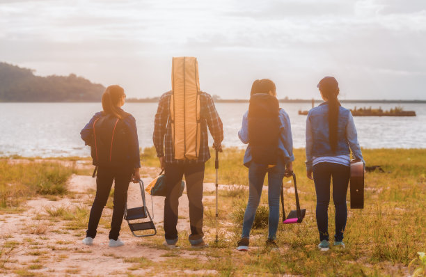 一群亚洲朋友站在背包野餐和露营图片下载