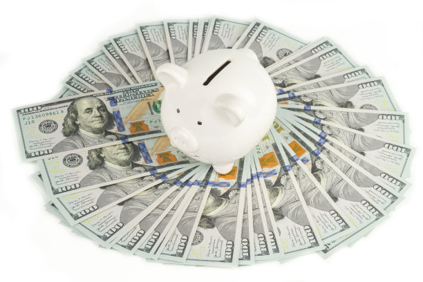 储蓄罐站在美元上的白色背景图片下载