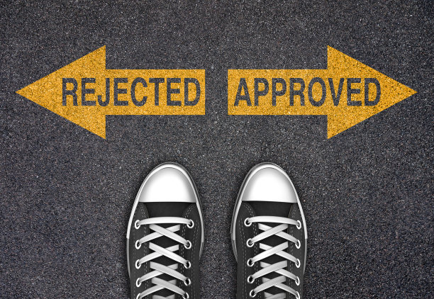 拒绝或批准正确或错误的箭头写在路上图片下载