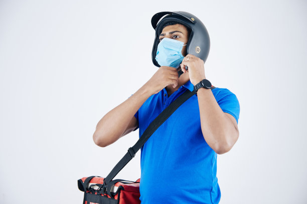 戴头盔的人图片下载