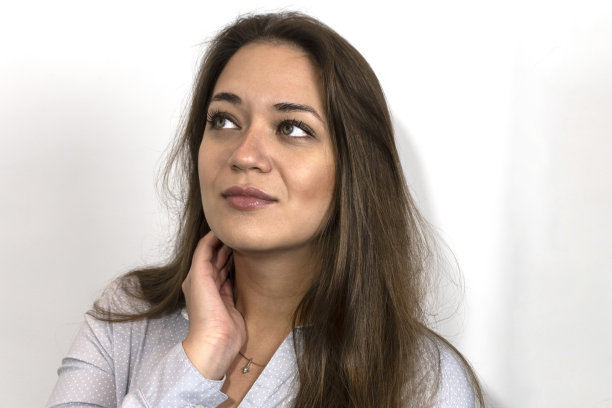 一个美丽的年轻女孩的特写照片，适合广告装饰化妆品和美容图片下载