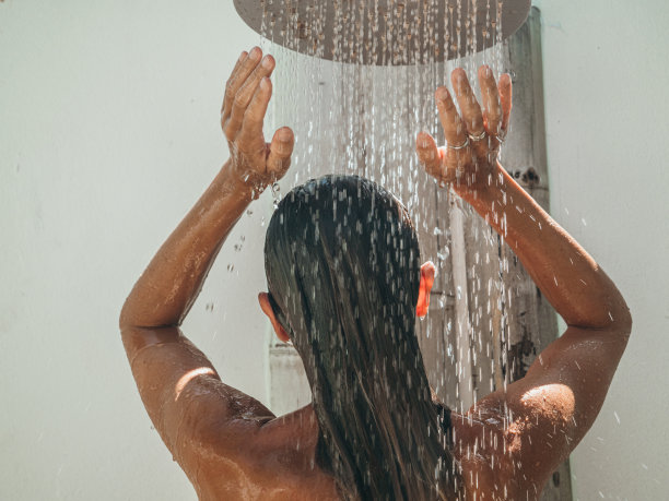 女人在热带花园户外淋浴图片下载