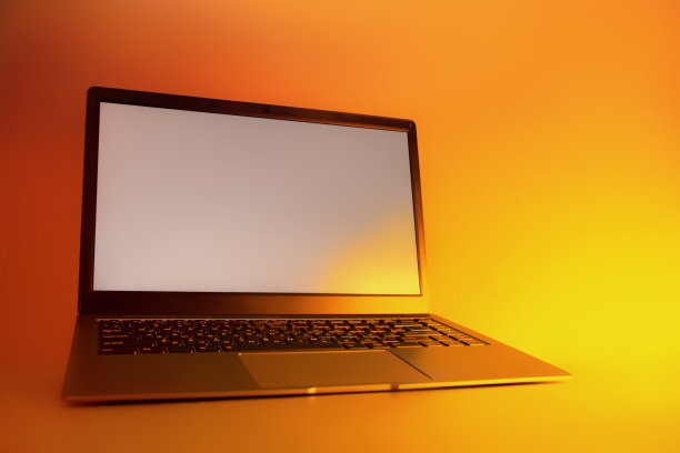 轻薄的现代笔记本电脑与白色屏幕Mockup设置在明亮的，红色创意光。图片下载