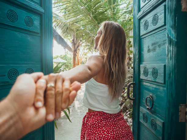 一对夫妇手牵着手到达豪华酒店图片下载