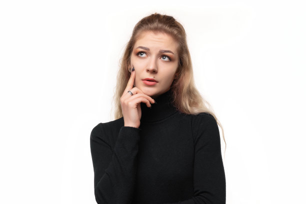 女孩聚精会神地注视着，带着疑惑的表情，抬头向一边望着，孤立无援图片下载