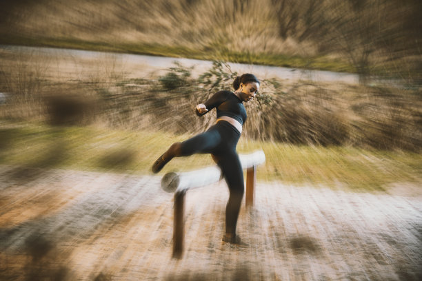 年轻女子越过障碍图片下载