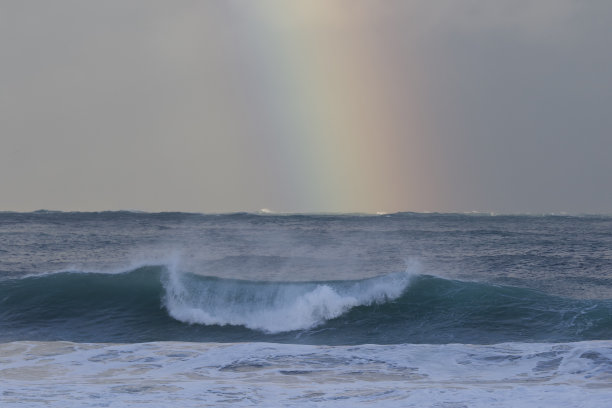 彩虹在日本一个叫Hebara的海滩靠近一个大型冲浪比赛活动。图片下载