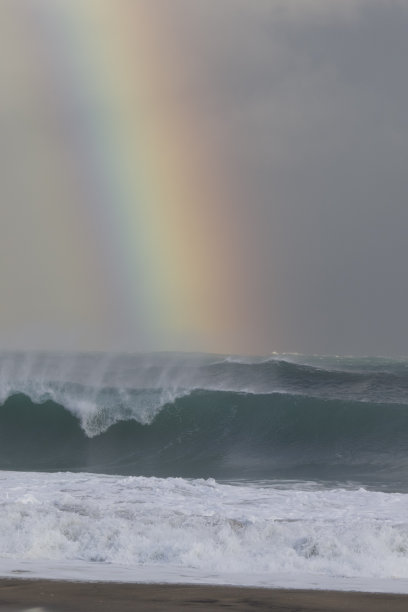 彩虹在日本一个叫Hebara的海滩靠近一个大型冲浪比赛活动。图片下载