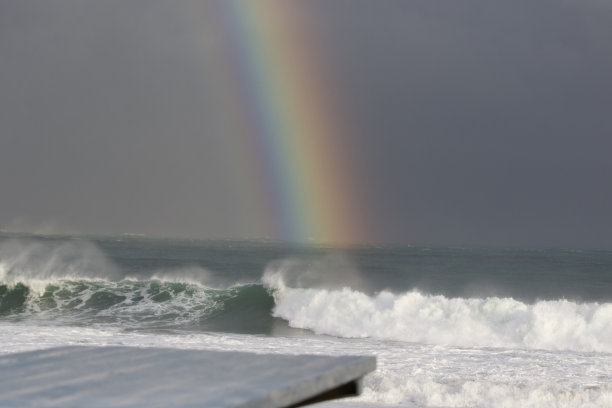 彩虹在日本一个叫Hebara的海滩靠近一个大型冲浪比赛活动。图片下载