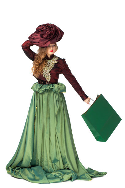 美丽优雅的少女，一头长长的卷发，带着纸袋，在白色的背景下，穿着一条漂亮的绿色长裙。图片下载