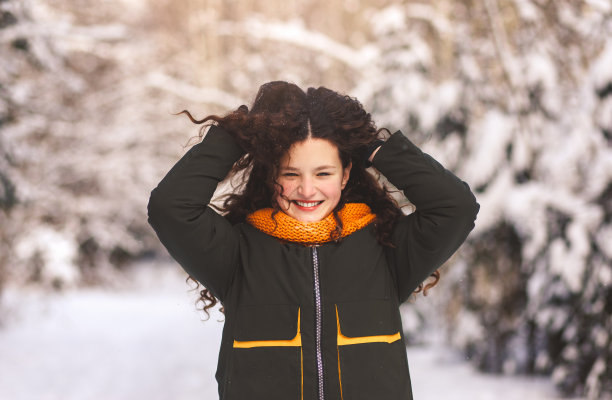 笑容可掬的小女孩，自然有着长长的卷发图片下载