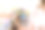手的年轻女子显示为支付购物中心的背景。快乐的女孩拿着卡片在她的手在模糊的百货商店背景。货币交易和购物概念。图片下载
