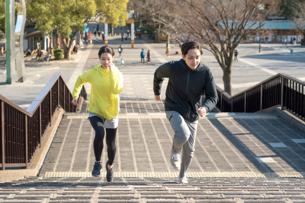 女人和男人跑上楼梯图片下载
