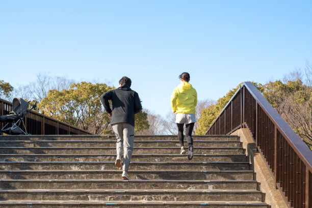 女人和男人跑上楼梯图片下载