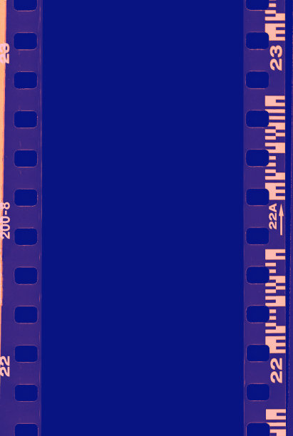胶片带，空白相框，为您的照片提供自由空间，真正的高分辨率35mm胶片带扫描与使用的标志在边框上。空白的旧垃圾胶片带框架背景。带有数字的复古胶片边框。图片下载